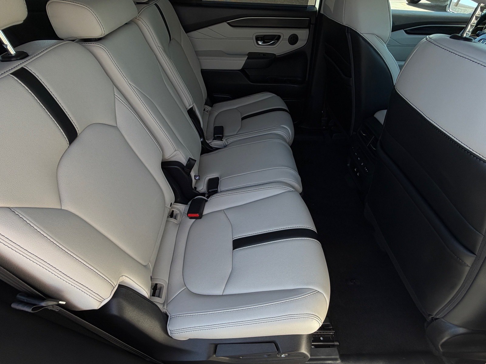 2026 Honda Pilot Touring — photo 13 thumbnail