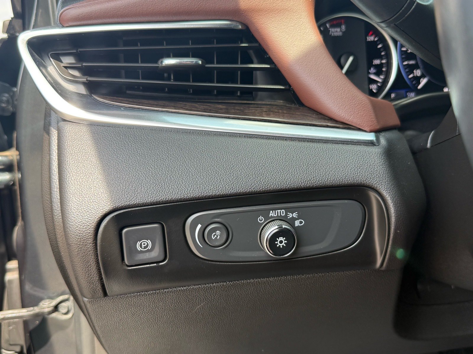 2021 Buick Enclave Avenir — photo 14 thumbnail