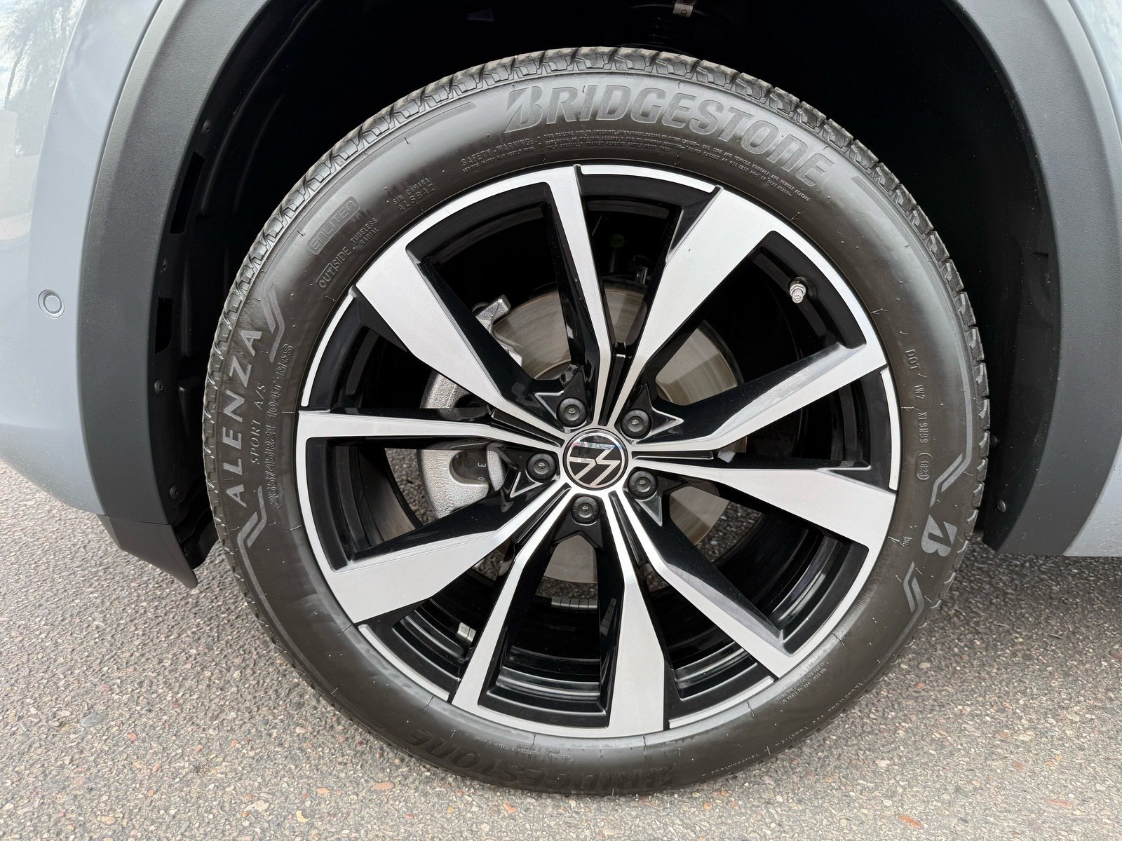 2024 Volkswagen Atlas Cross Sport 2.0T SEL Premium R-Line — photo 10 thumbnail