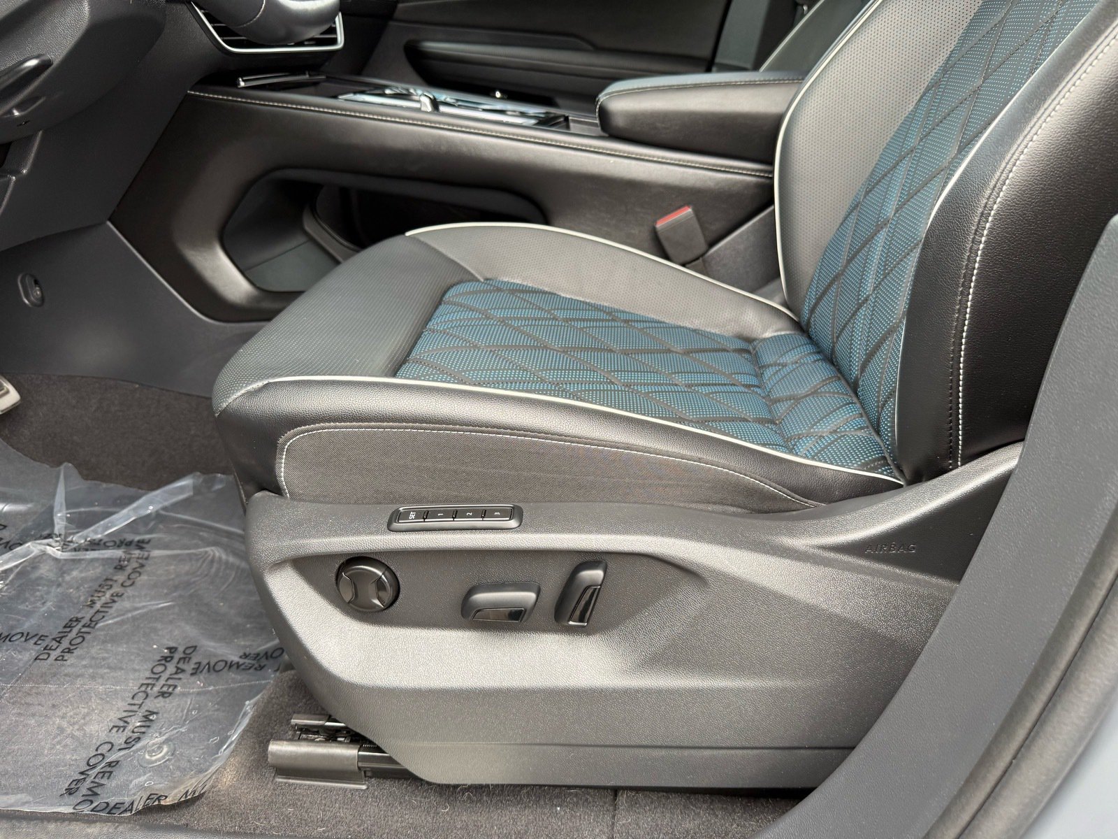 2024 Volkswagen Atlas Cross Sport 2.0T SEL Premium R-Line — photo 13 thumbnail