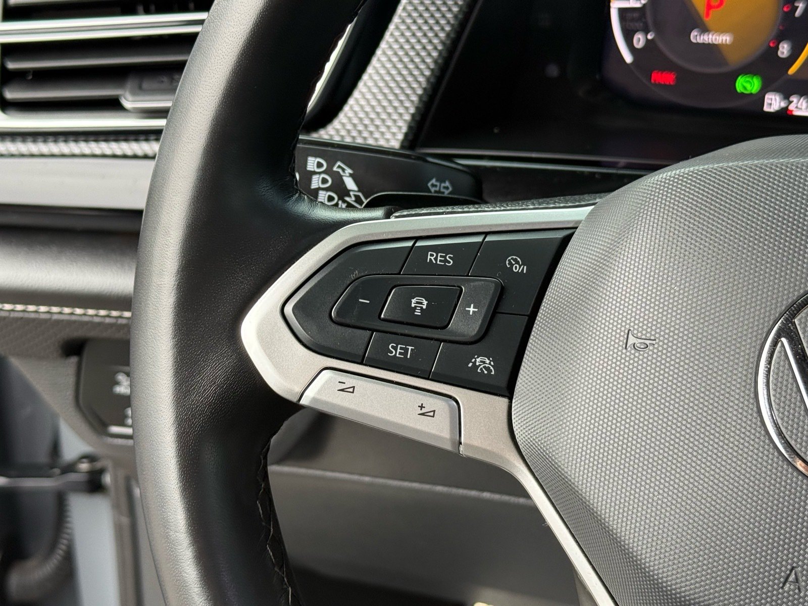 2024 Volkswagen Atlas Cross Sport 2.0T SEL Premium R-Line — photo 16 thumbnail