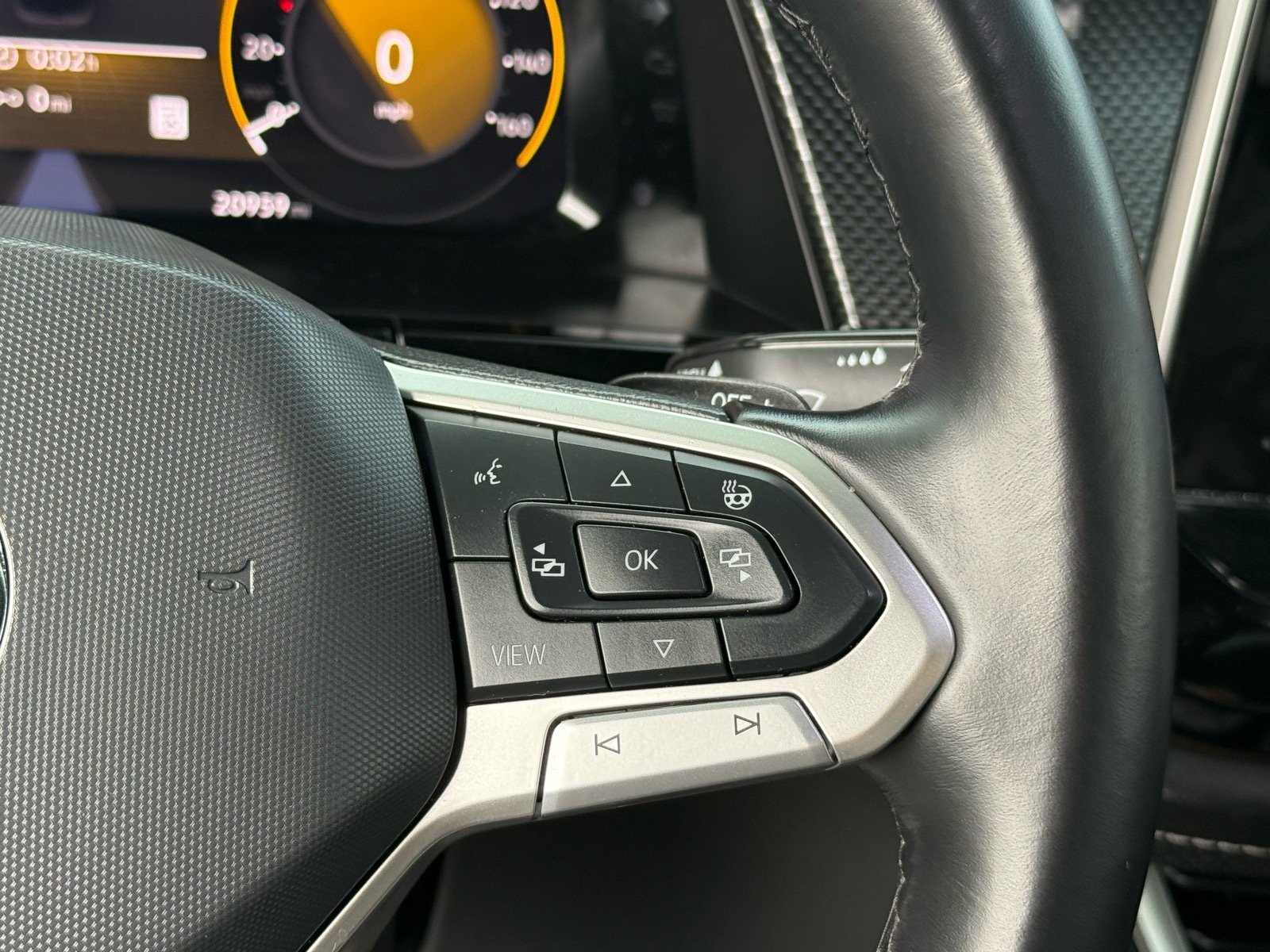 2024 Volkswagen Atlas Cross Sport 2.0T SEL Premium R-Line — photo 17 thumbnail