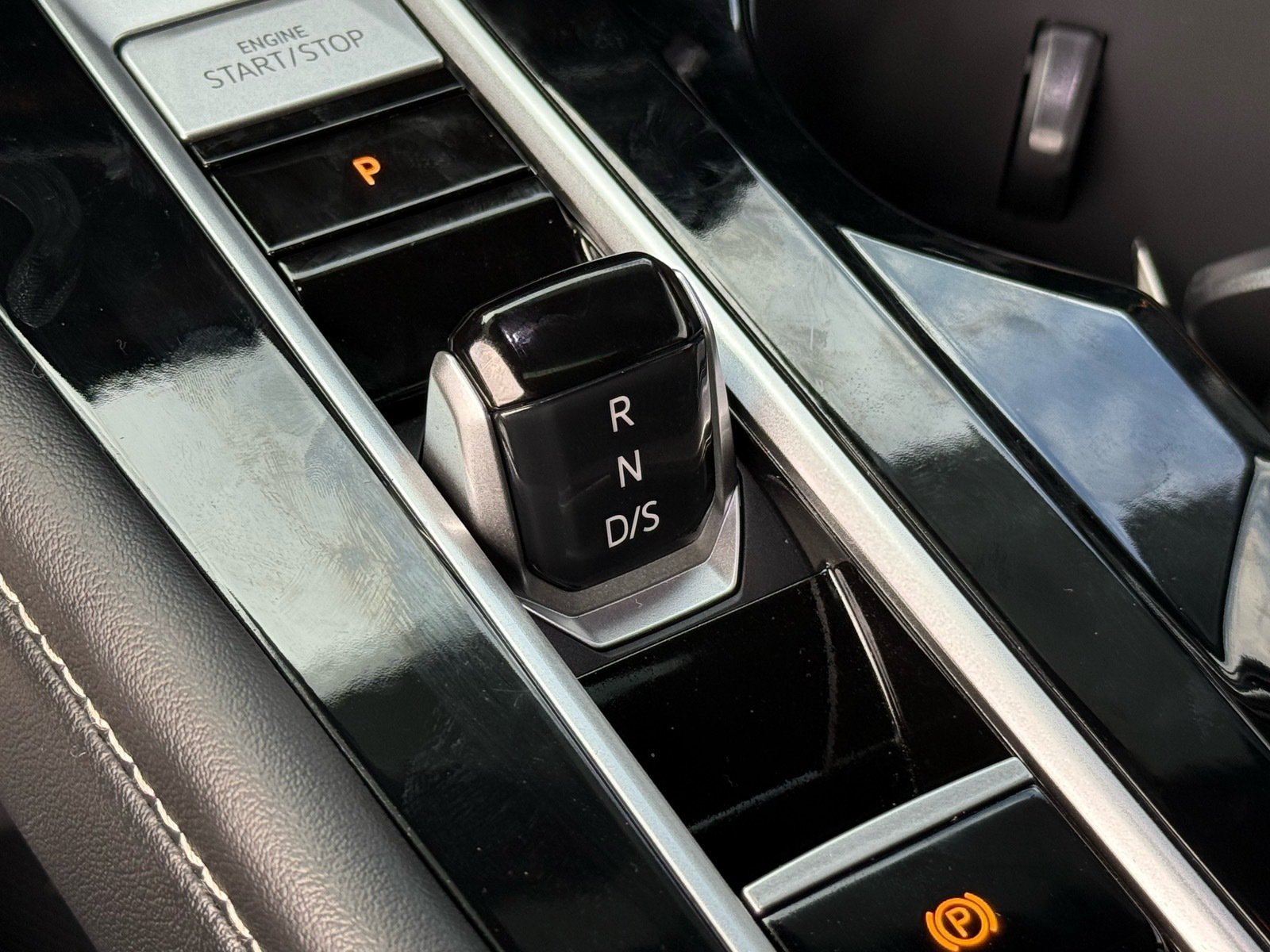 2024 Volkswagen Atlas Cross Sport 2.0T SEL Premium R-Line — photo 24 thumbnail