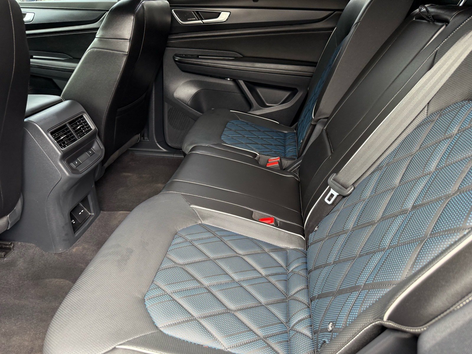 2024 Volkswagen Atlas Cross Sport 2.0T SEL Premium R-Line — photo 26 thumbnail