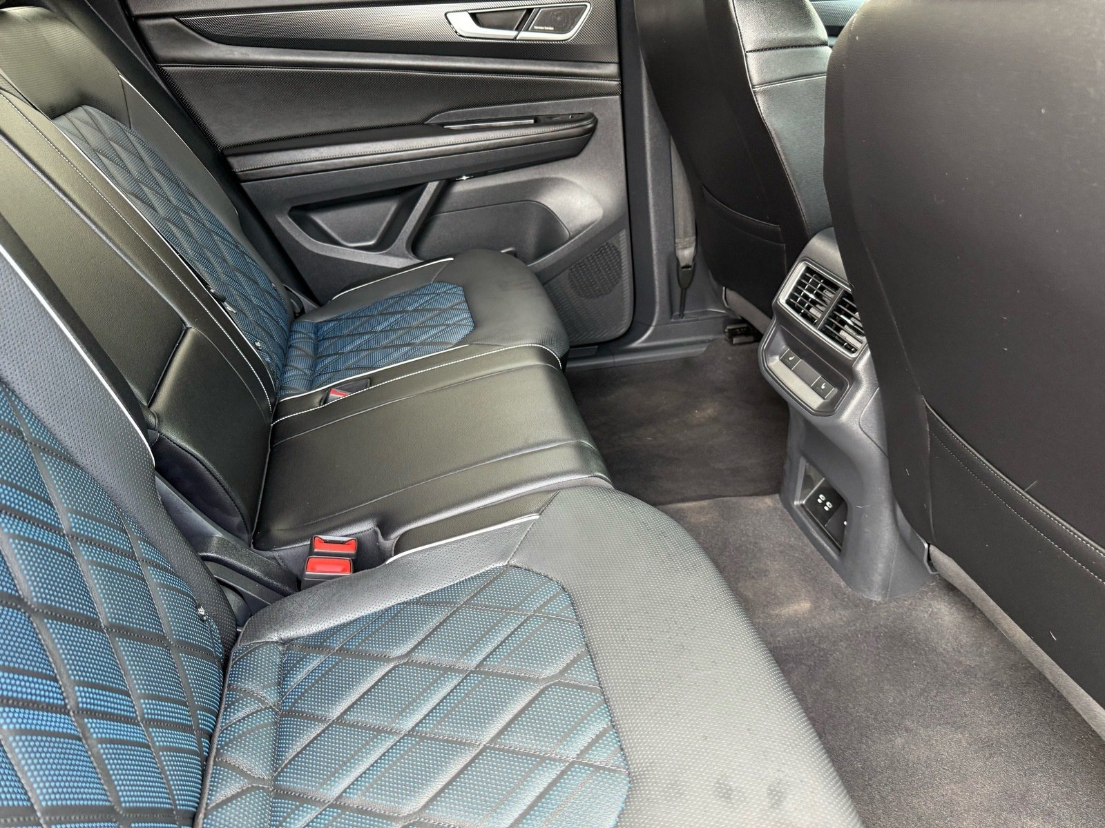 2024 Volkswagen Atlas Cross Sport 2.0T SEL Premium R-Line — photo 28 thumbnail