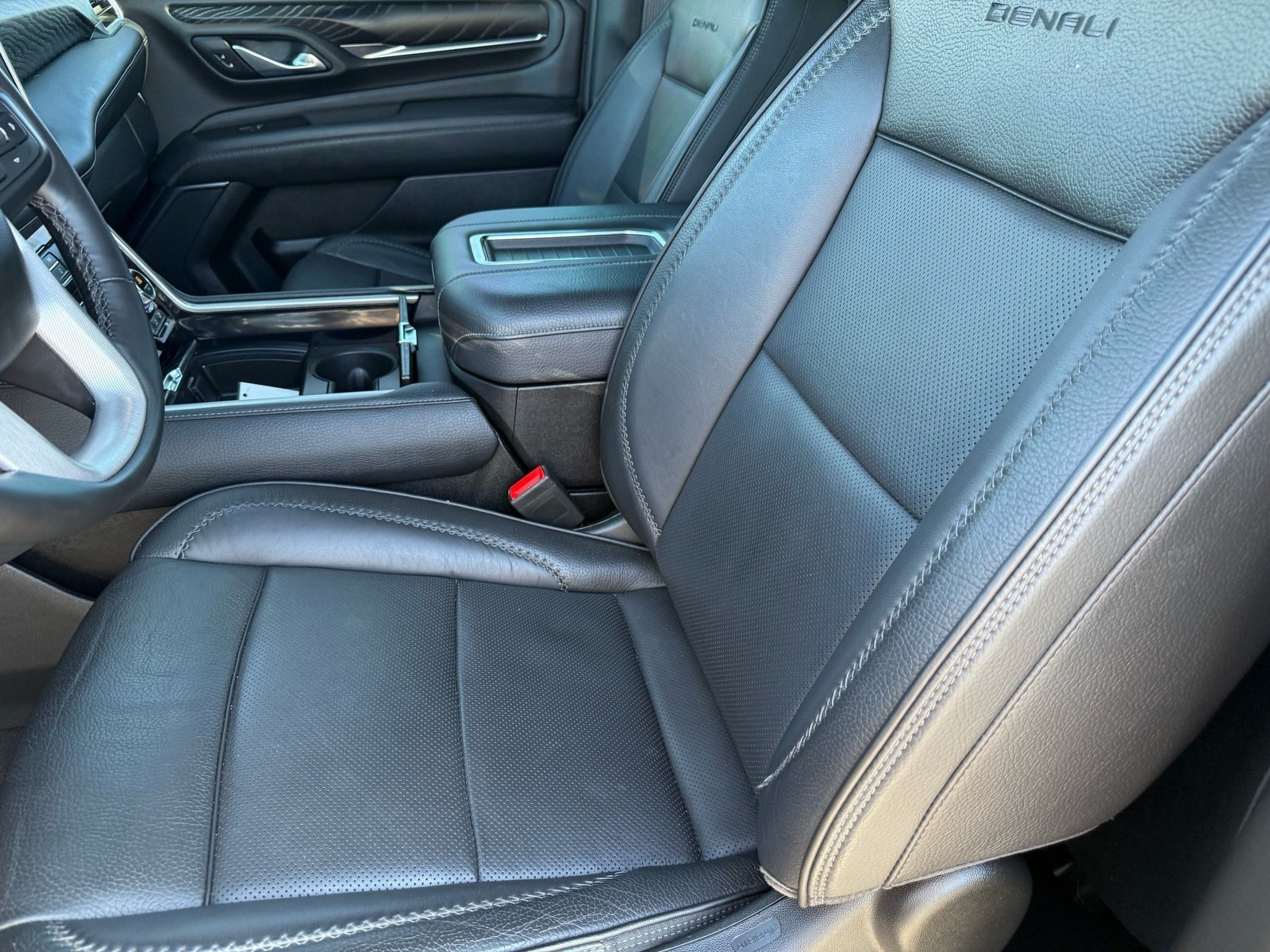 2023 GMC Yukon Denali — photo 12 thumbnail