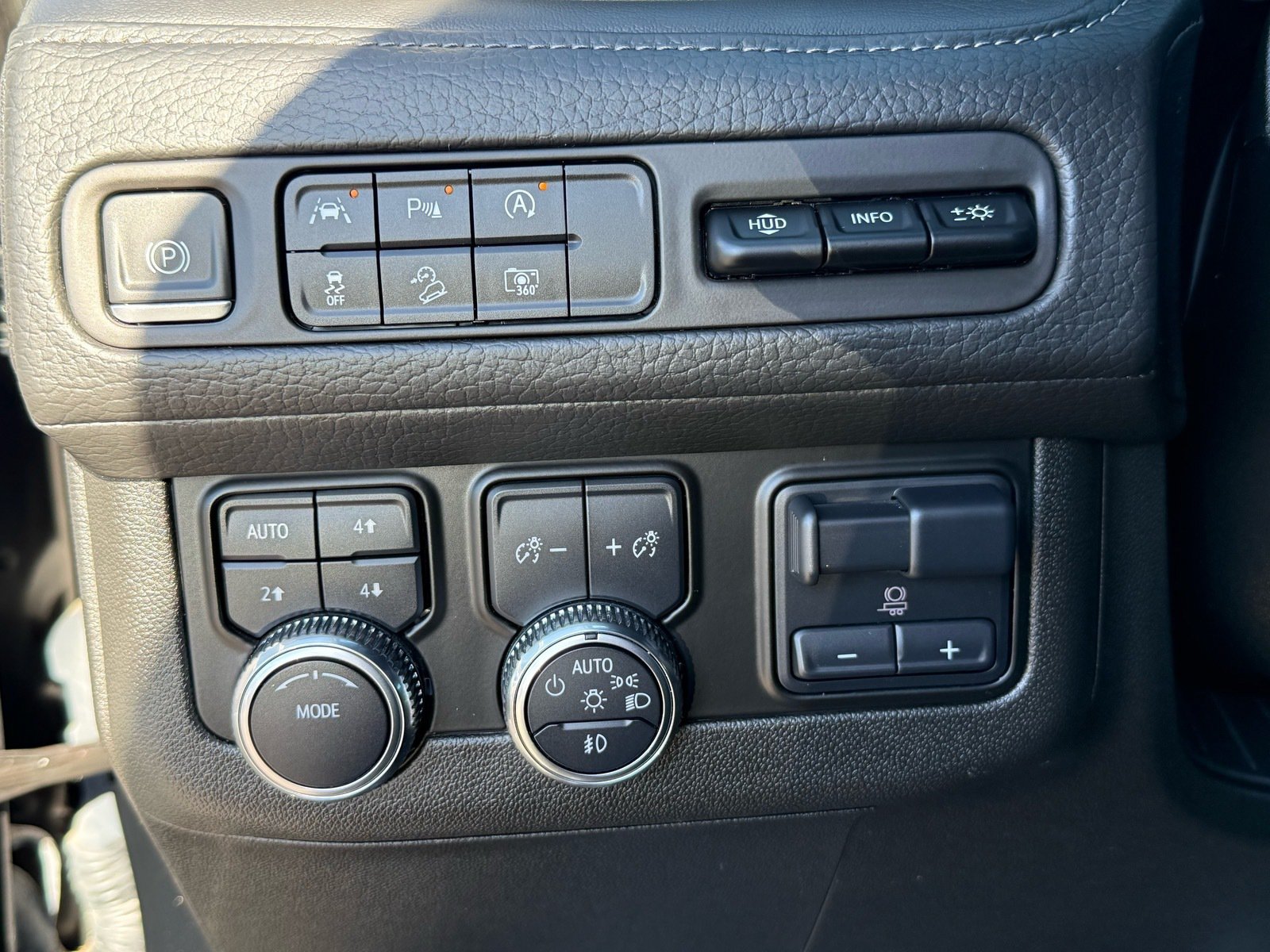 2023 GMC Yukon Denali — photo 14 thumbnail