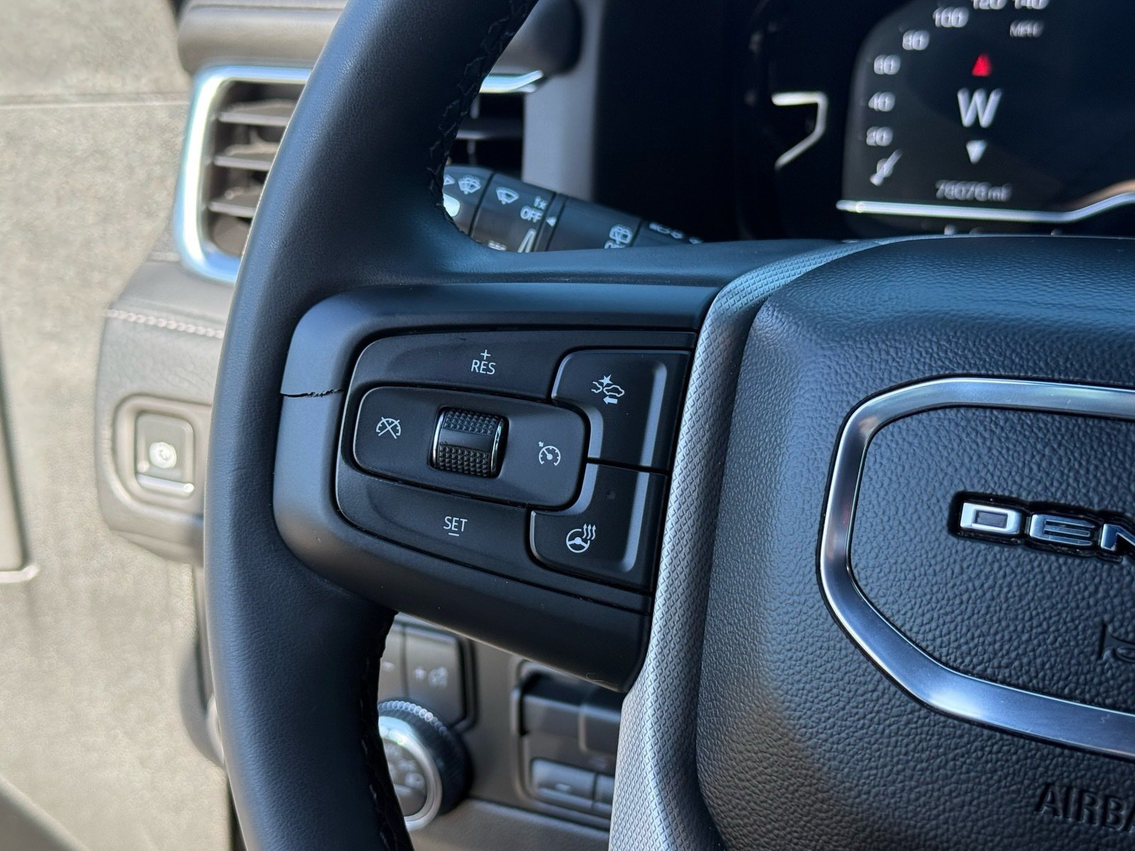 2023 GMC Yukon Denali — photo 16 thumbnail