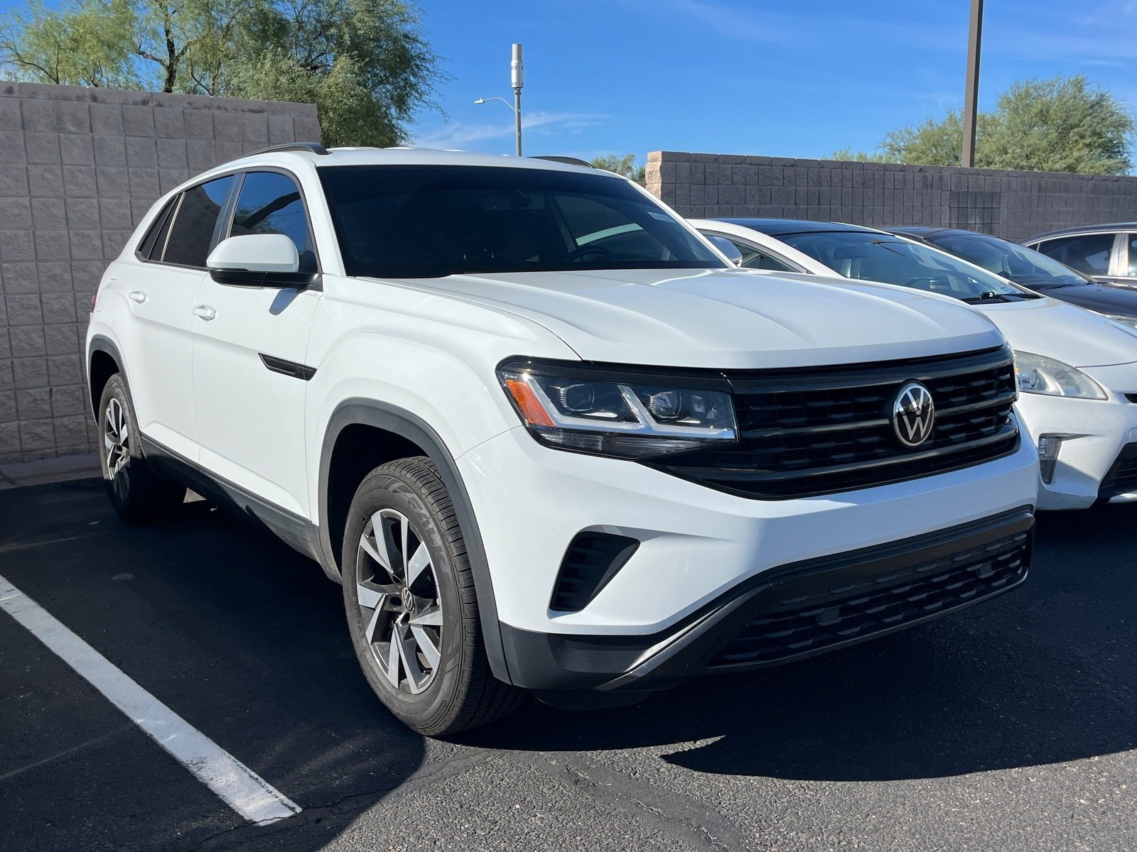 2022 Volkswagen Atlas Cross Sport 2.0T SE — photo 4 thumbnail
