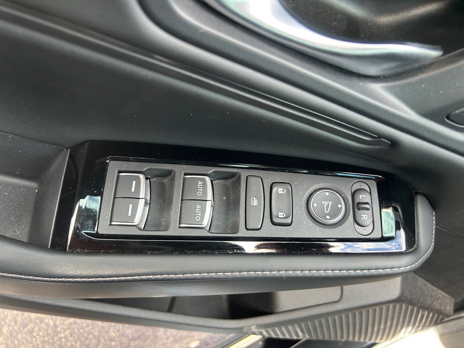 2024 Honda Accord Hybrid Touring — photo 11 thumbnail