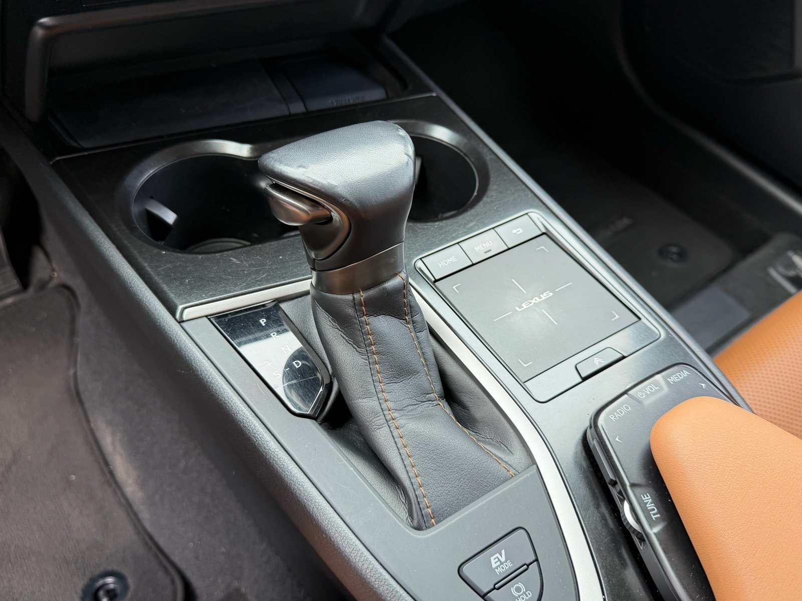 2019 Lexus UX 250h Base — photo 12 thumbnail