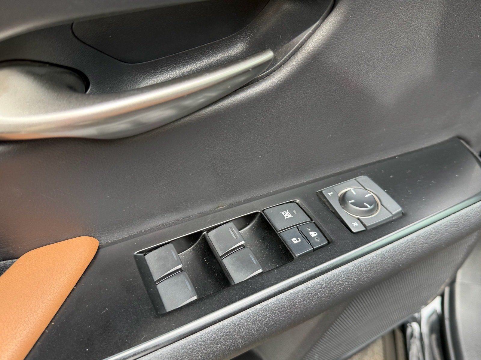 2019 Lexus UX 250h Base — photo 13 thumbnail