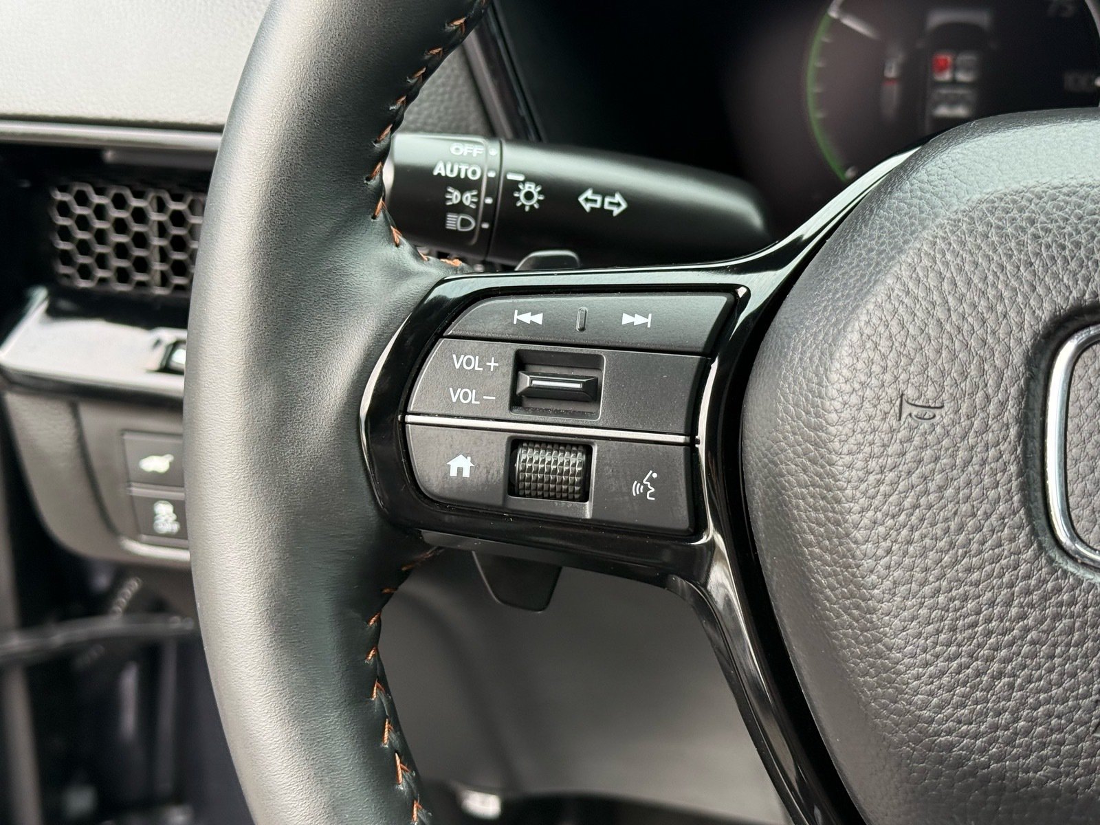 2025 Honda CR-V Hybrid Sport Touring — photo 17 thumbnail