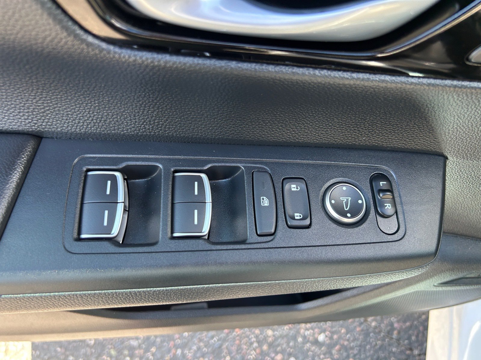 2025 Honda CR-V Hybrid Sport Touring — photo 21 thumbnail
