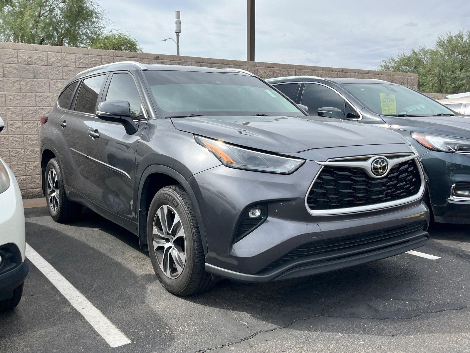 2023 Toyota Highlander XLE — photo 4 thumbnail
