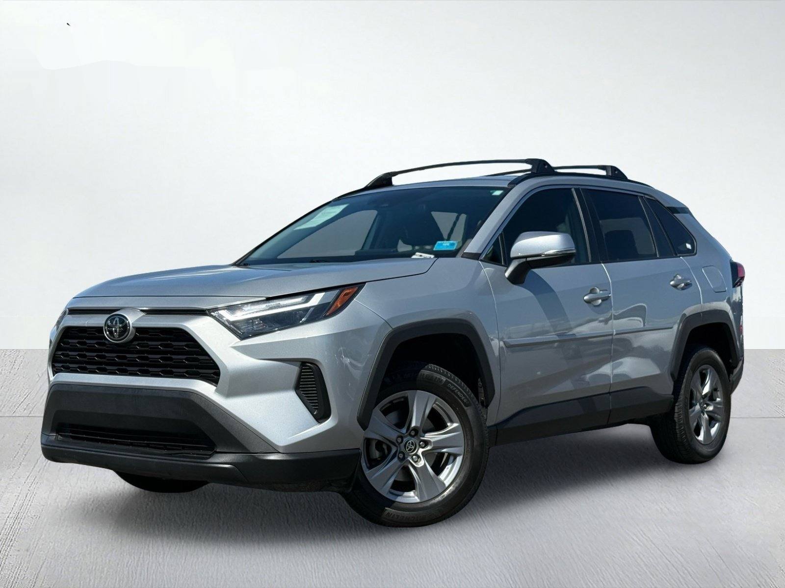 2022 Toyota RAV4 XLE — photo 2 thumbnail