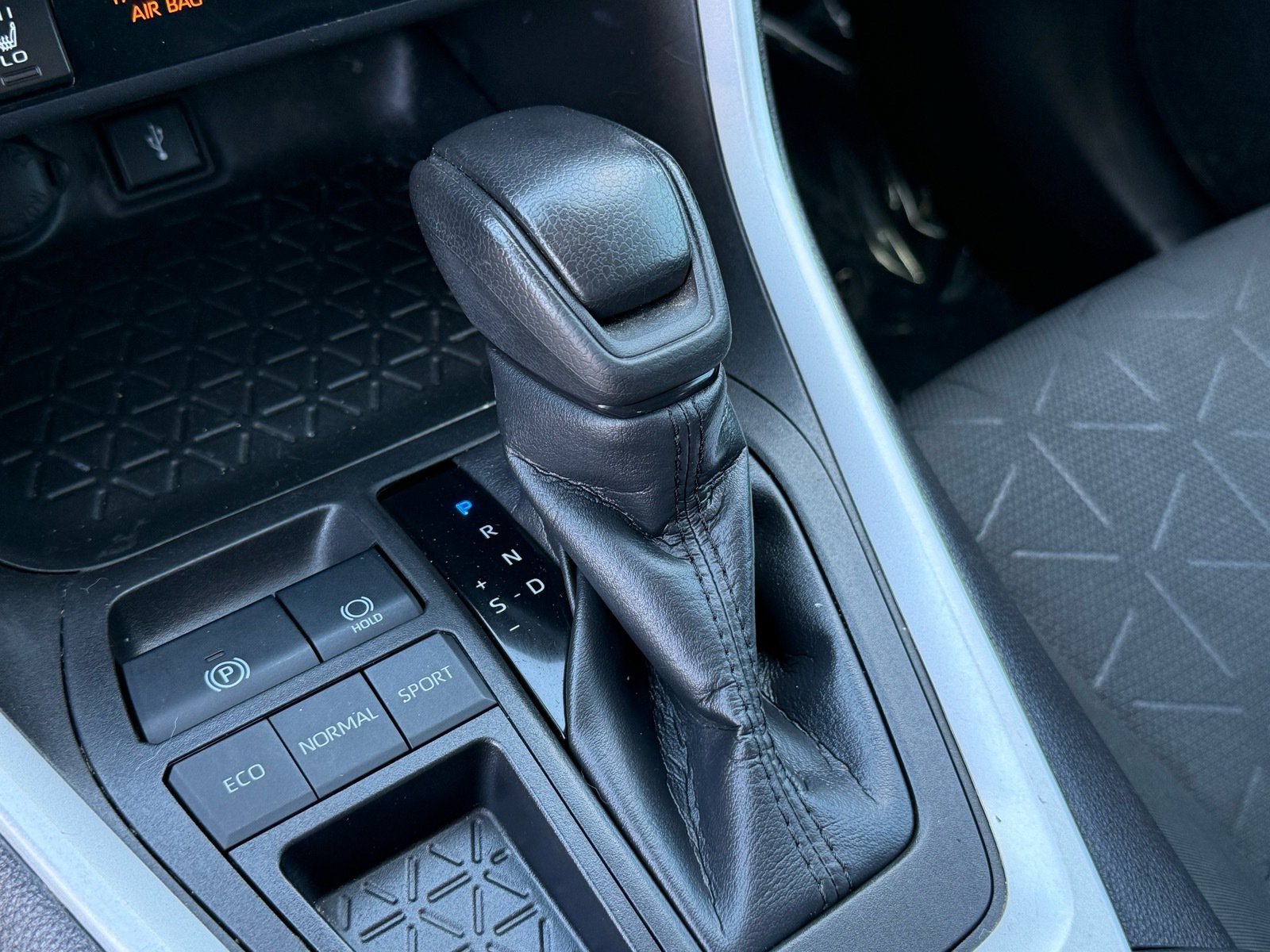 2022 Toyota RAV4 XLE — photo 24 thumbnail