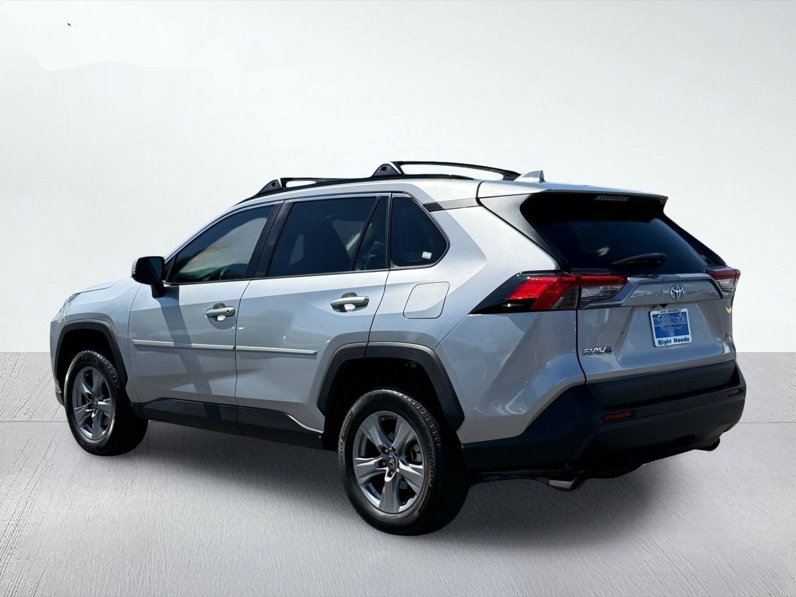 2022 Toyota RAV4 XLE — photo 4 thumbnail