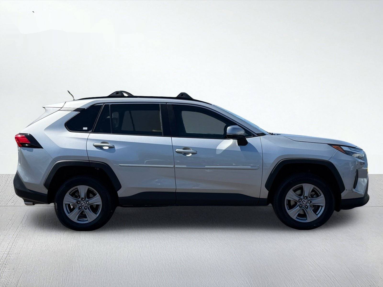 2022 Toyota RAV4 XLE — photo 8 thumbnail