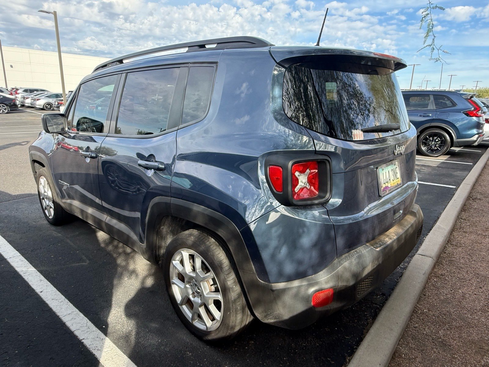 2021 Jeep Renegade Latitude — photo 2 thumbnail