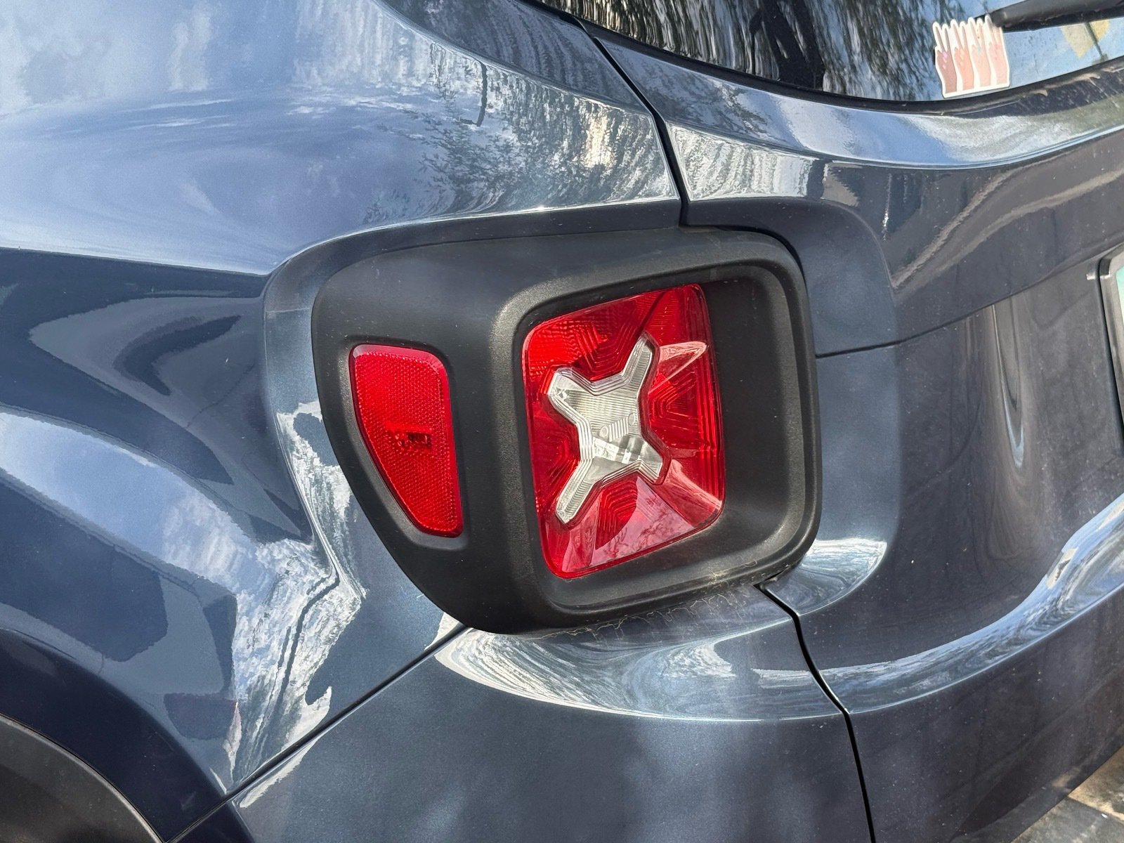 2021 Jeep Renegade Latitude — photo 7 thumbnail