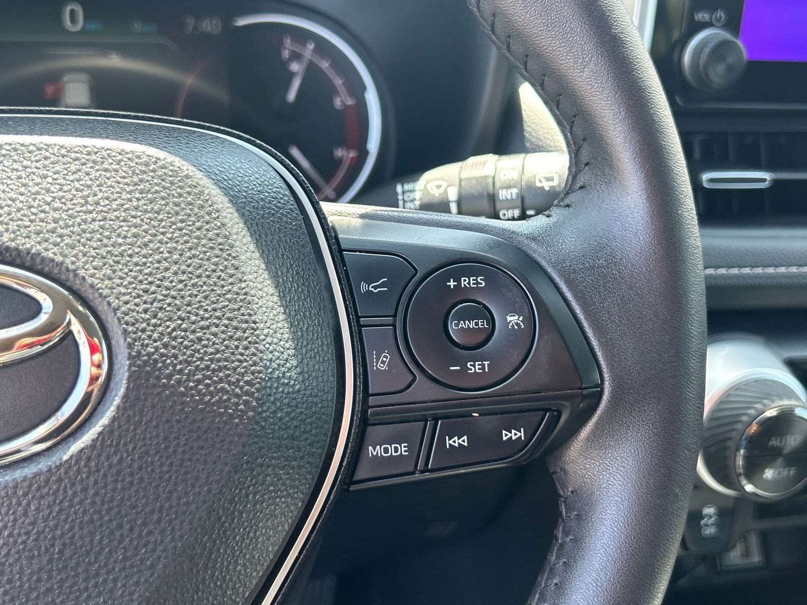 2025 Toyota RAV4 XLE Premium — photo 32 thumbnail