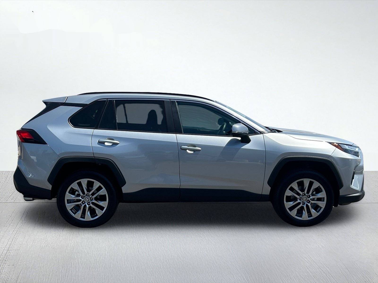 2025 Toyota RAV4 XLE Premium — photo 6 thumbnail
