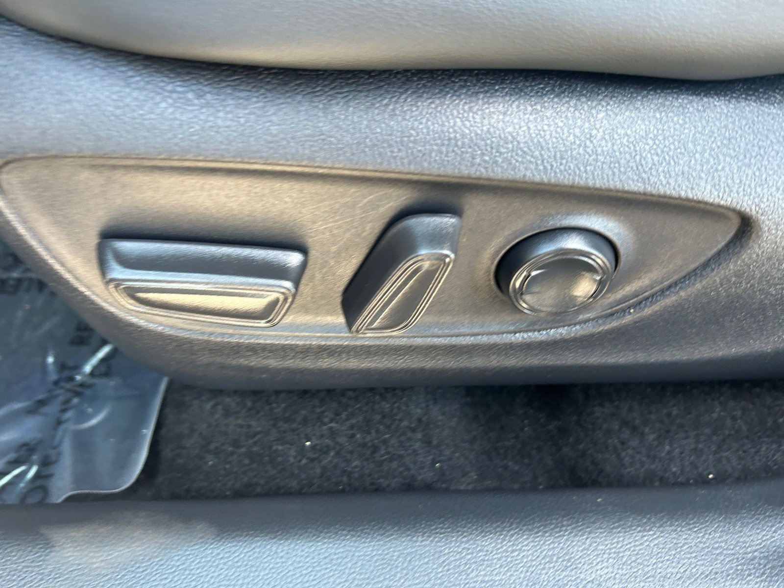2025 Toyota RAV4 XLE Premium — photo 21 thumbnail