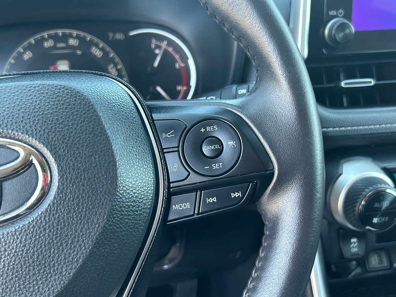 2025 Toyota RAV4 XLE Premium — photo 31 thumbnail