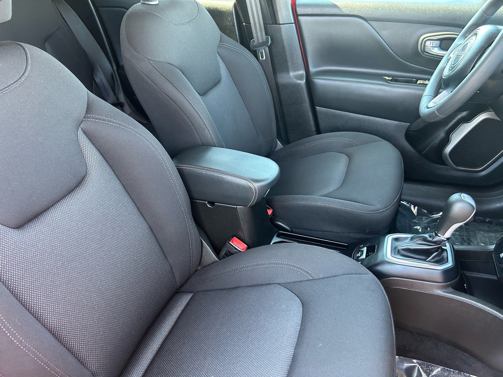 2023 Jeep Renegade Latitude — photo 11 thumbnail