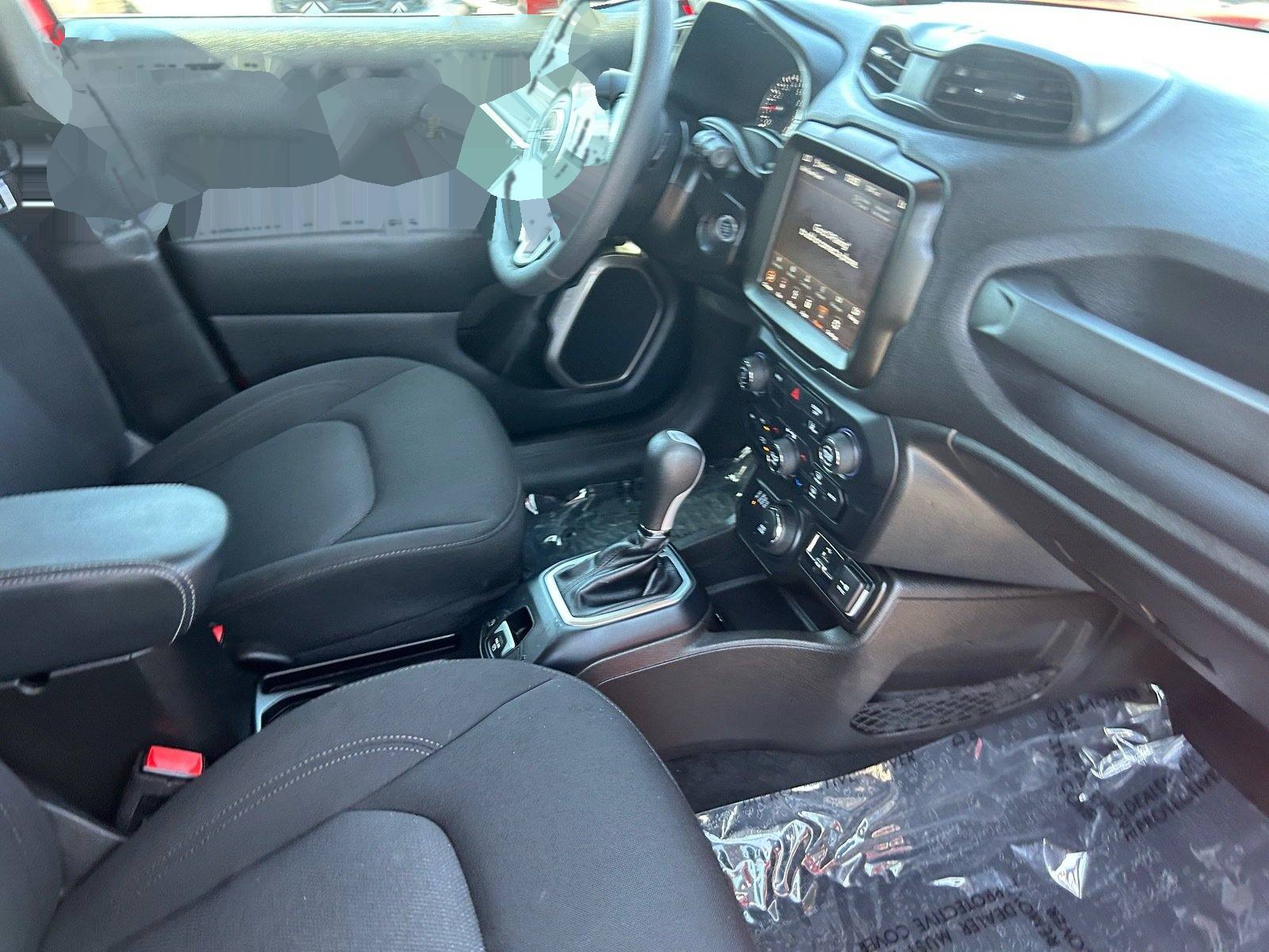 2023 Jeep Renegade Latitude — photo 13 thumbnail