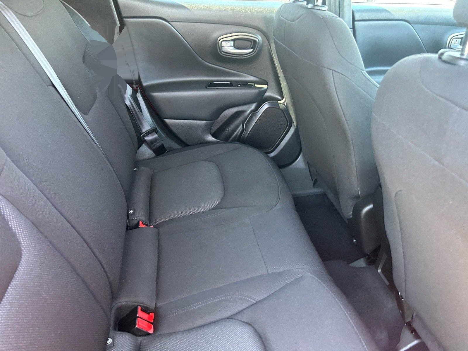 2023 Jeep Renegade Latitude — photo 14 thumbnail