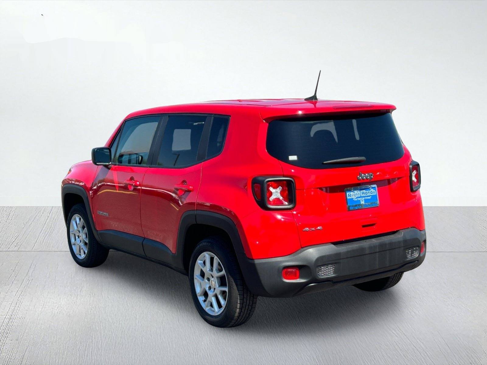 2023 Jeep Renegade Latitude — photo 3 thumbnail