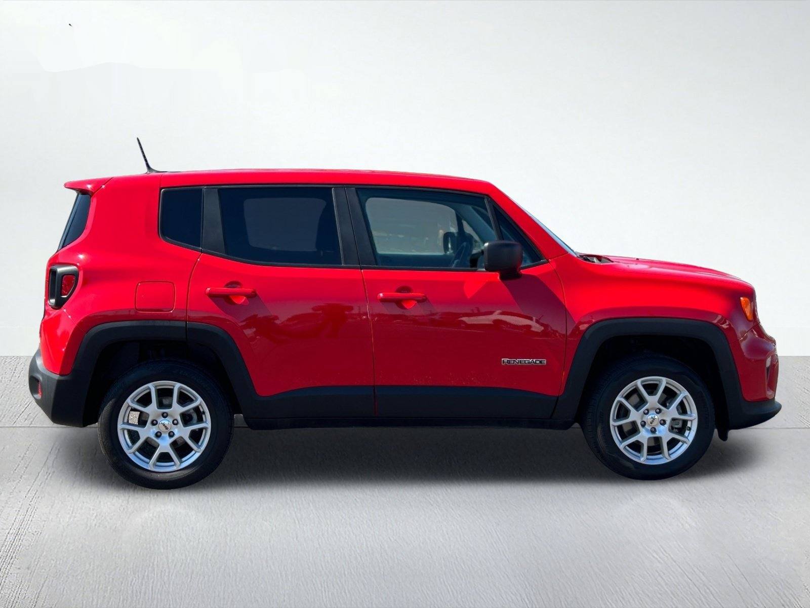 2023 Jeep Renegade Latitude — photo 5 thumbnail