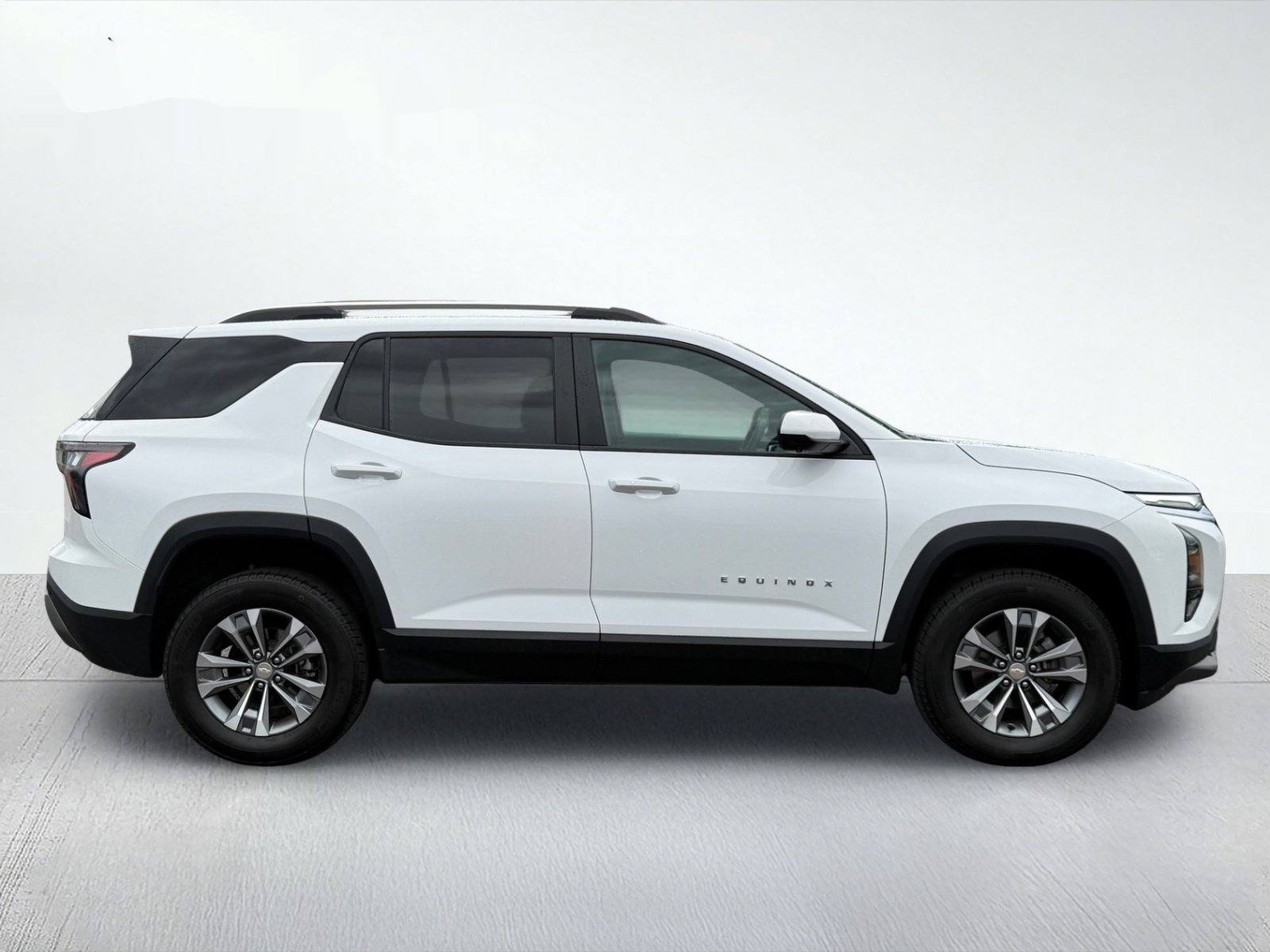 2025 Chevrolet Equinox LT — photo 8 thumbnail