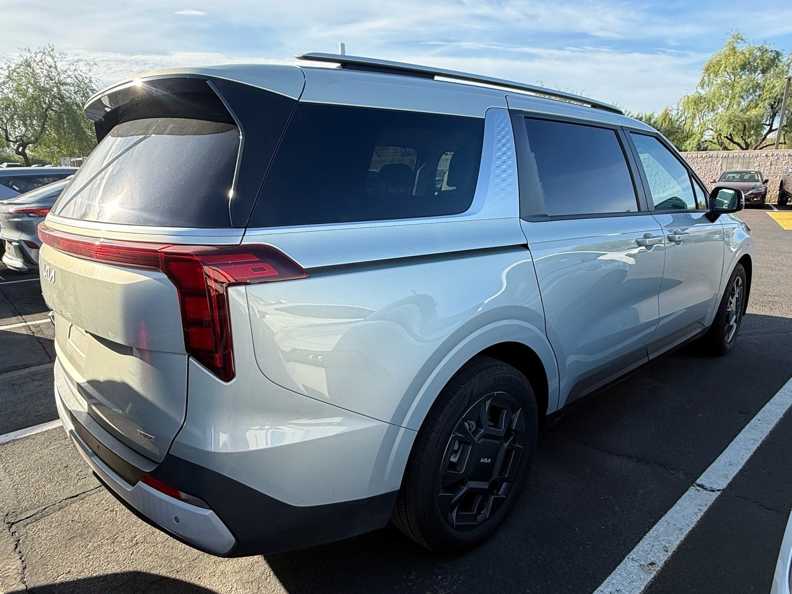 2026 Kia Carnival Hybrid EX — photo 3 thumbnail