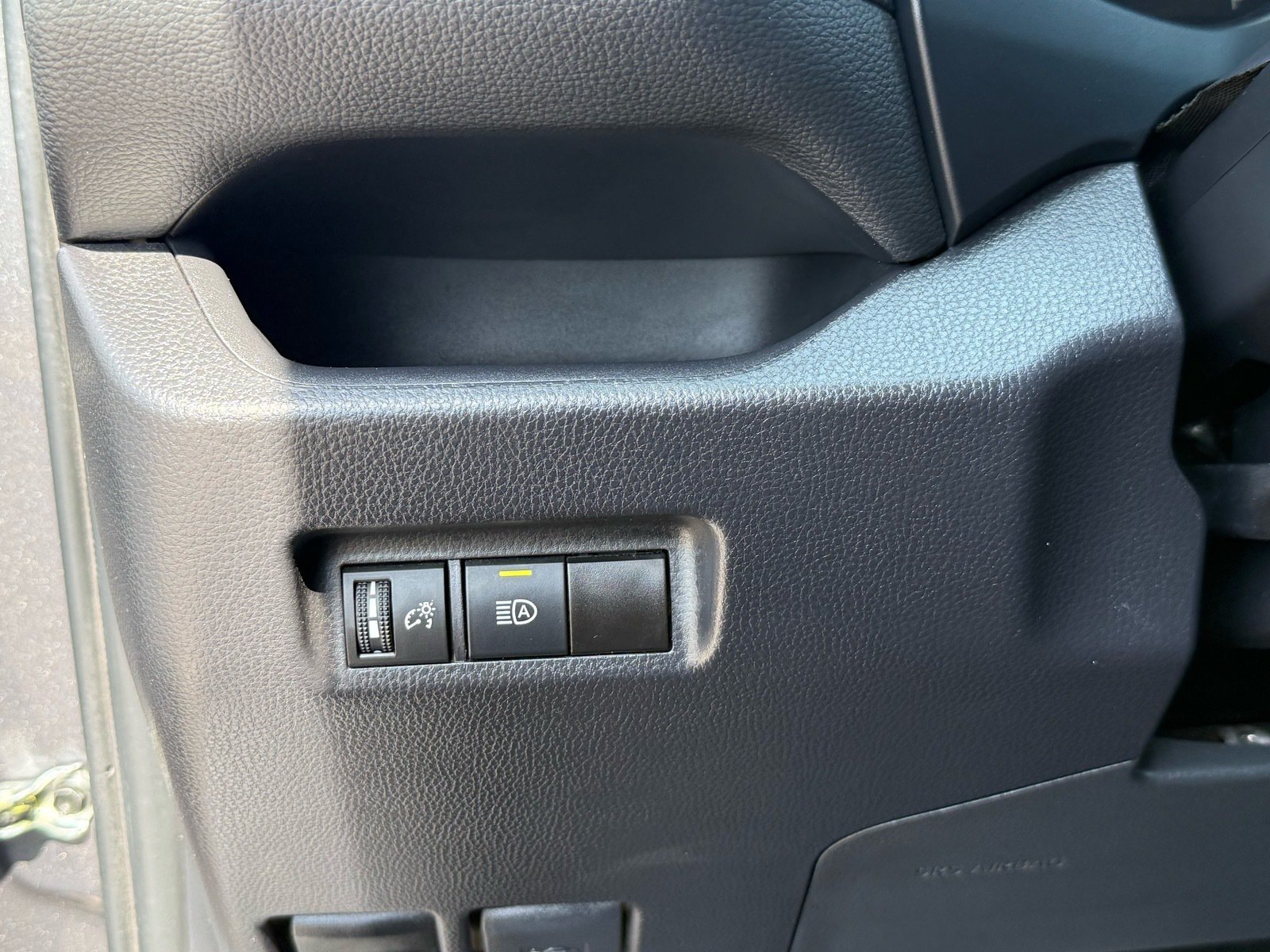 2025 Toyota RAV4 XLE — photo 14 thumbnail