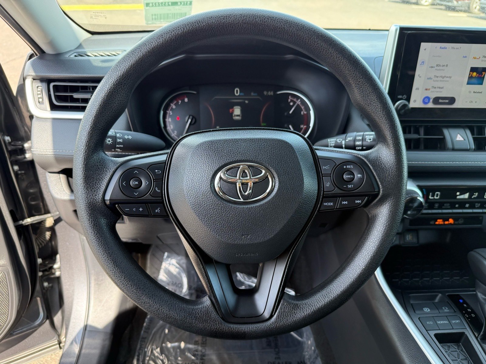 2025 Toyota RAV4 XLE — photo 15 thumbnail