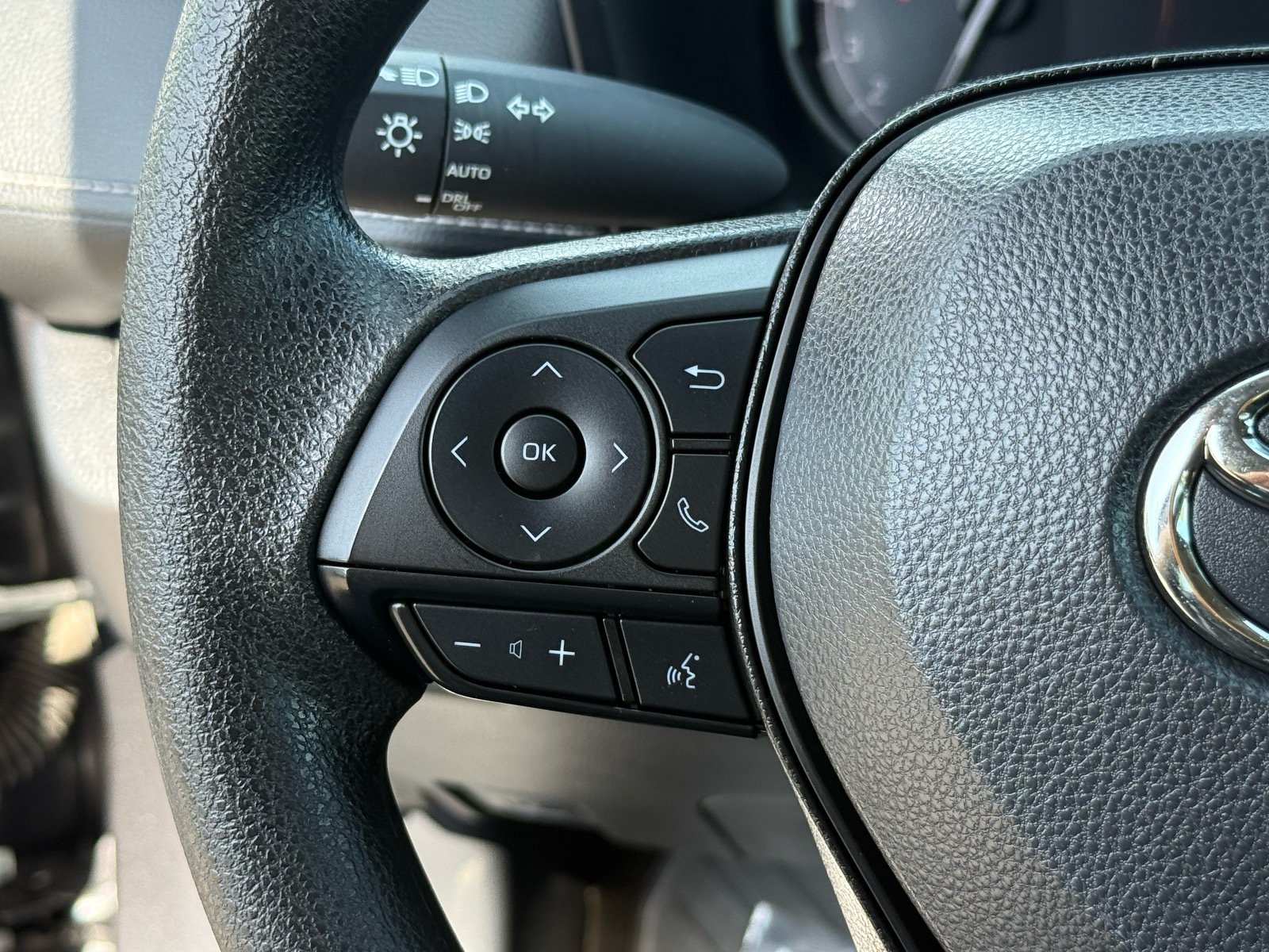2025 Toyota RAV4 XLE — photo 16 thumbnail
