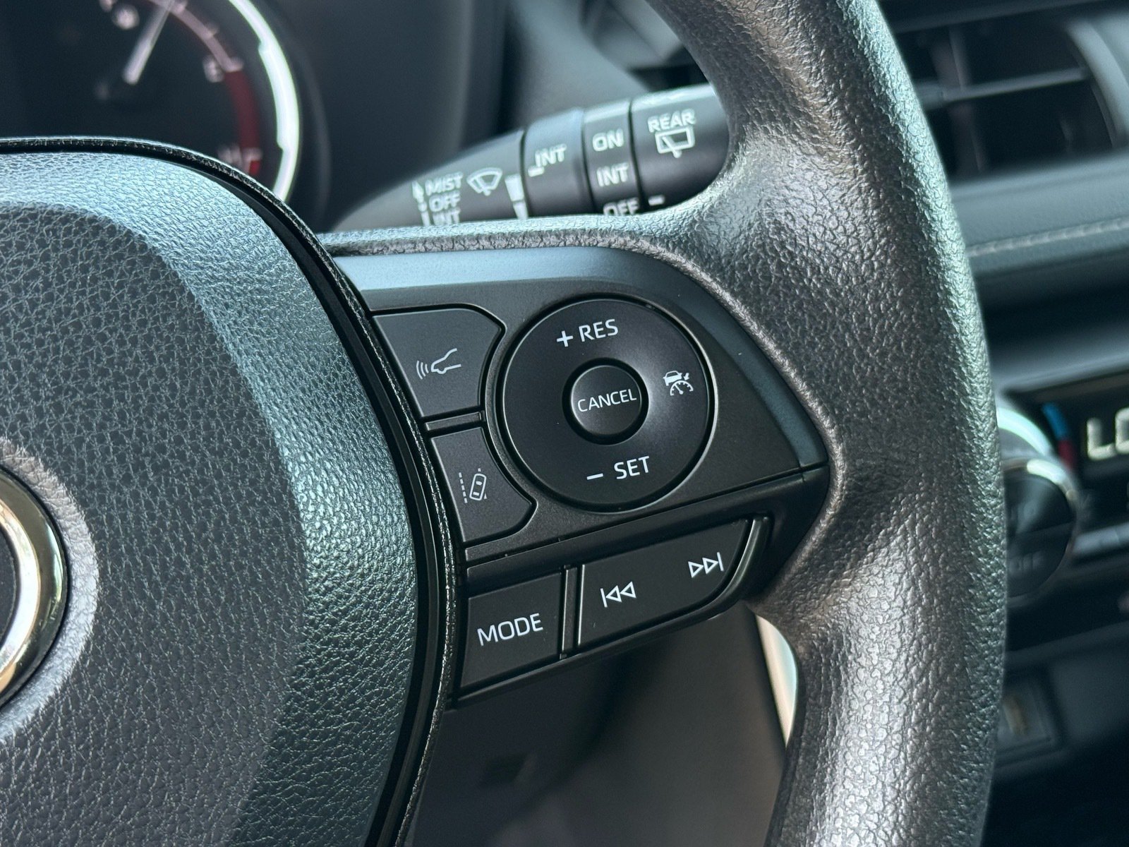 2025 Toyota RAV4 XLE — photo 17 thumbnail