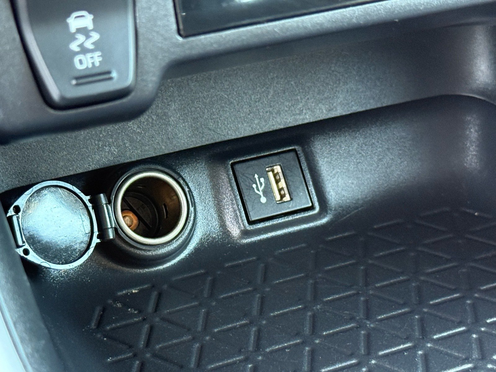 2025 Toyota RAV4 XLE — photo 23 thumbnail