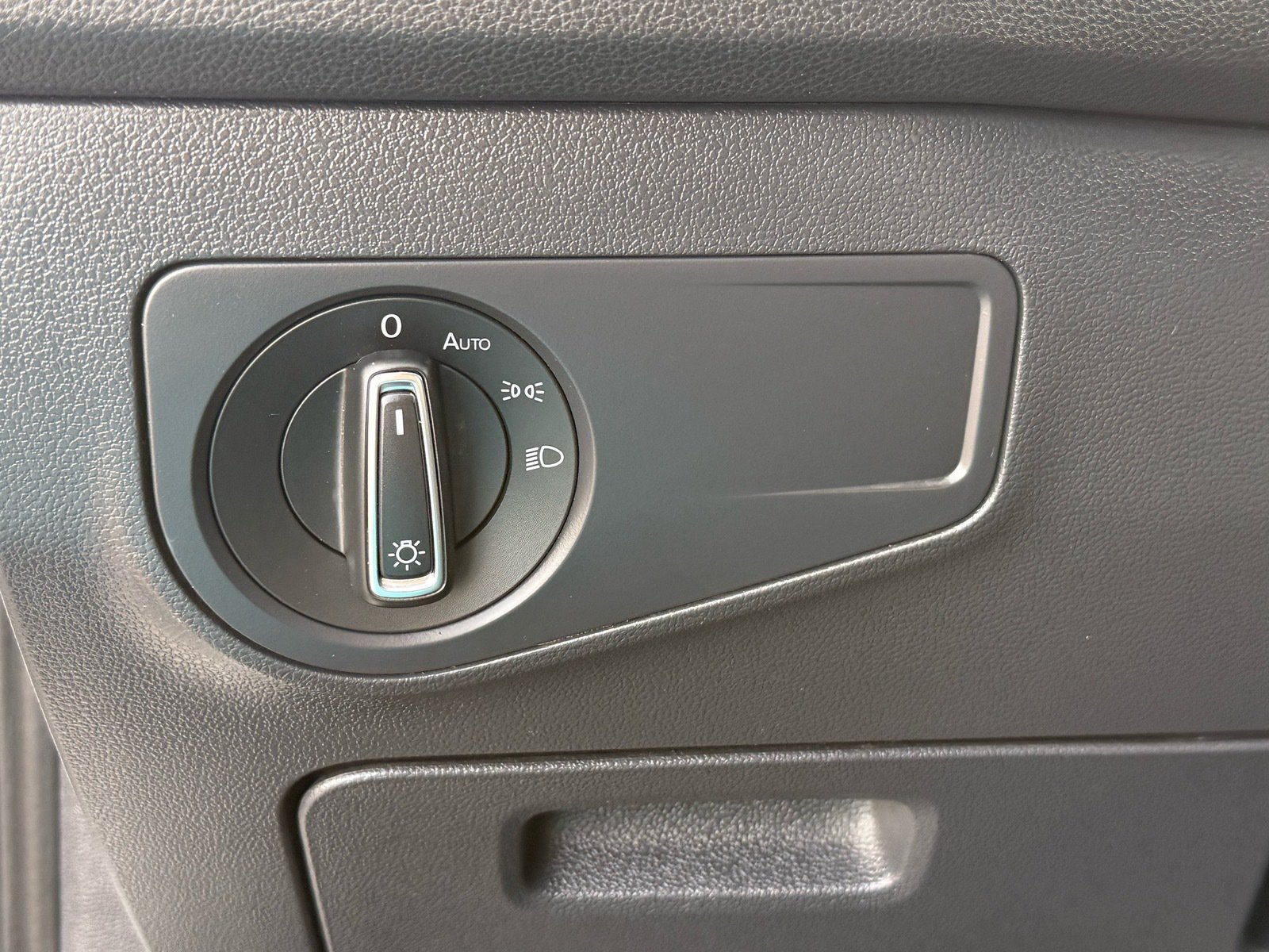 2024 Volkswagen Tiguan 2.0T SE — photo 14 thumbnail