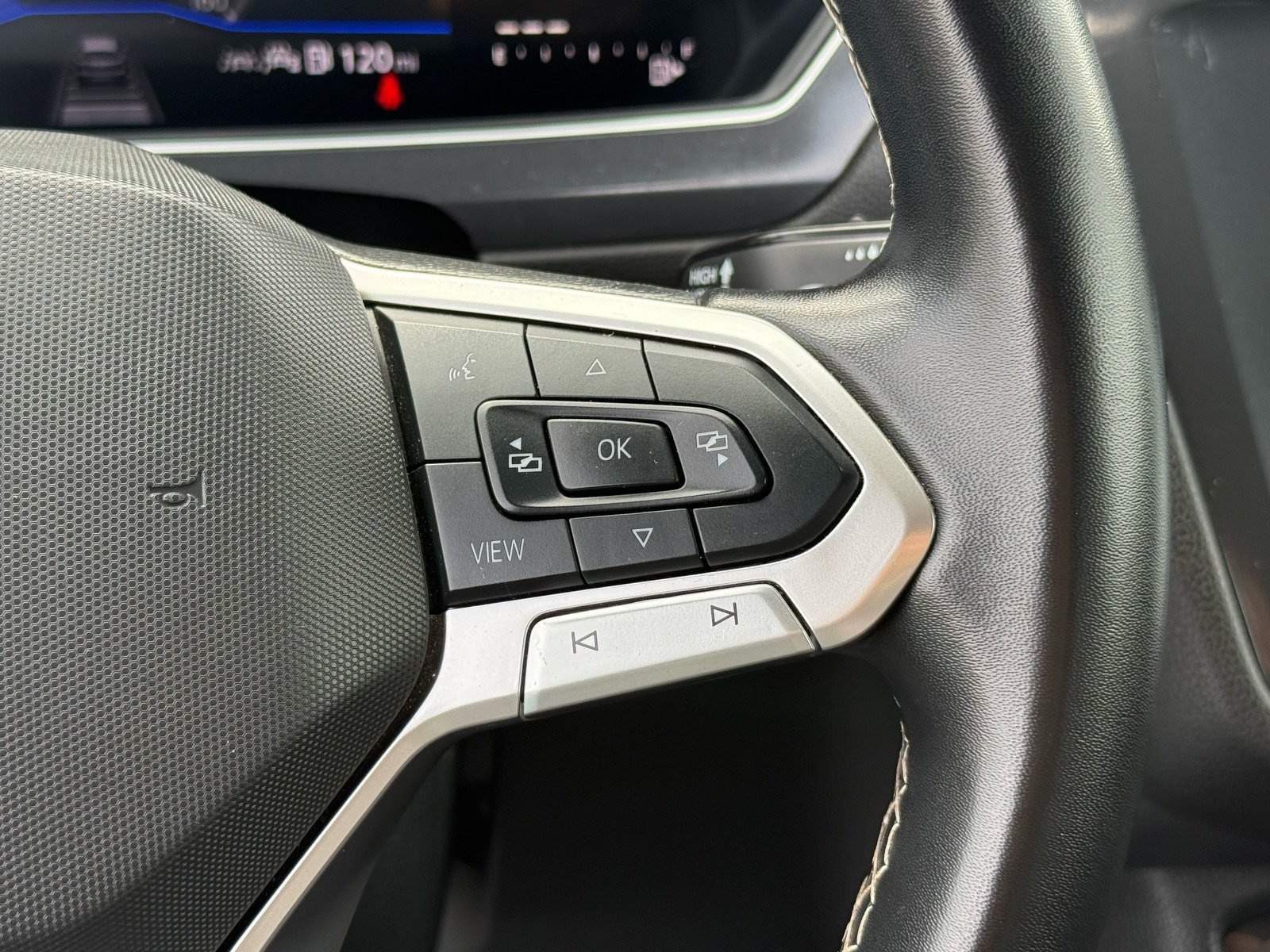 2024 Volkswagen Tiguan 2.0T SE — photo 17 thumbnail