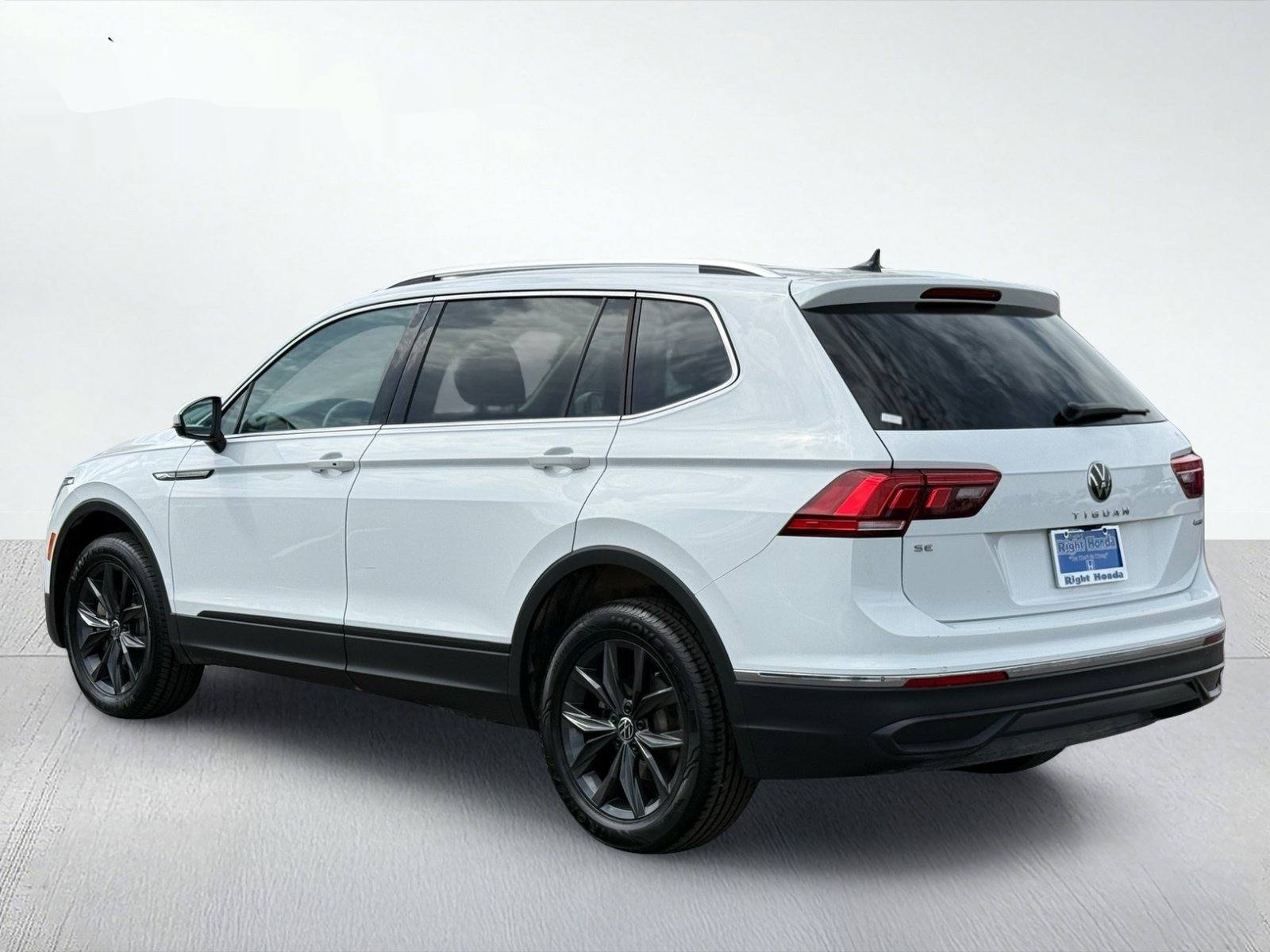 2024 Volkswagen Tiguan 2.0T SE — photo 4 thumbnail