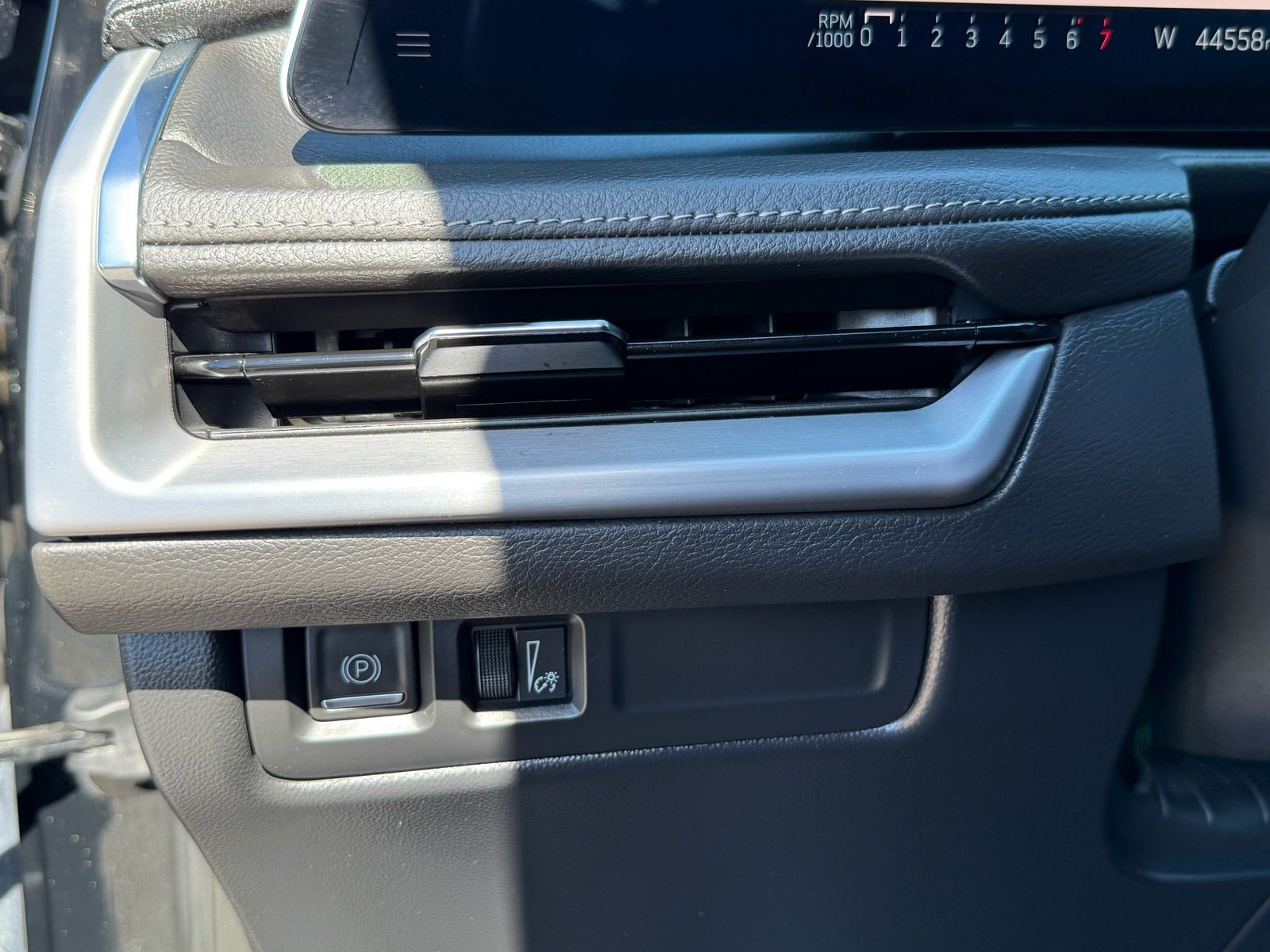 2025 Cadillac XT4 Premium Luxury — photo 14 thumbnail