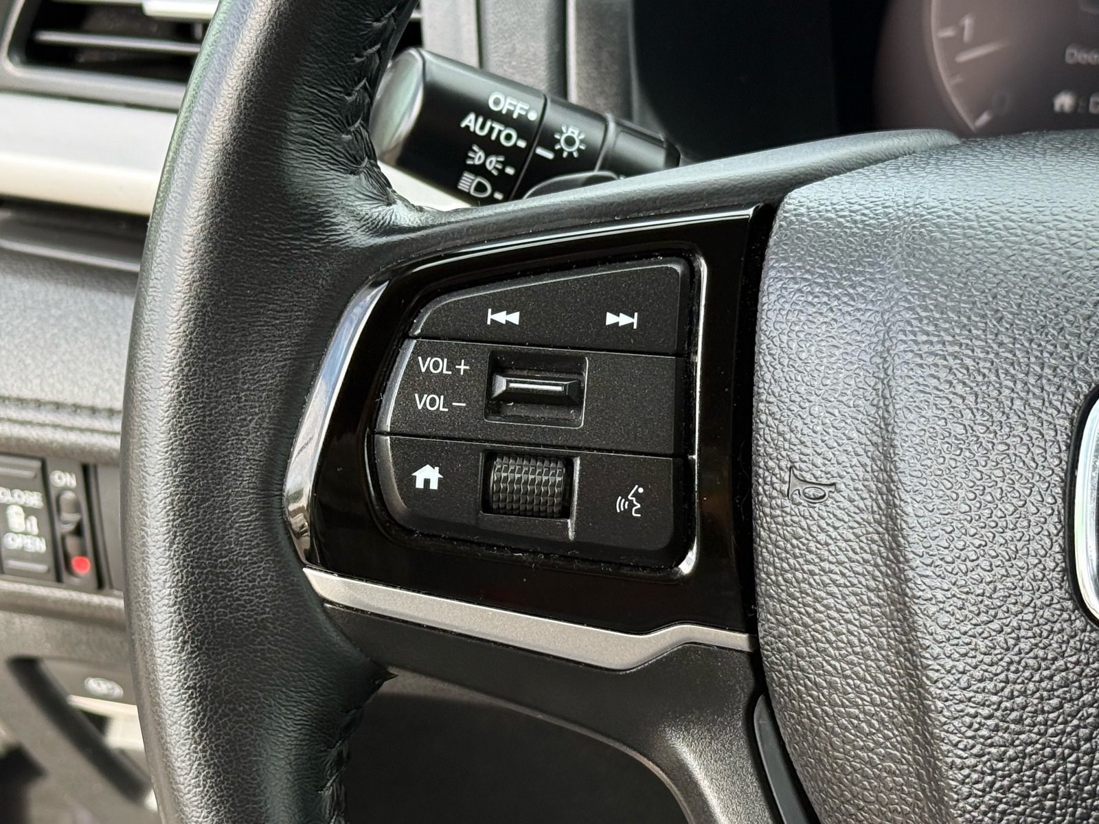 2025 Honda Odyssey EX-L — photo 16 thumbnail