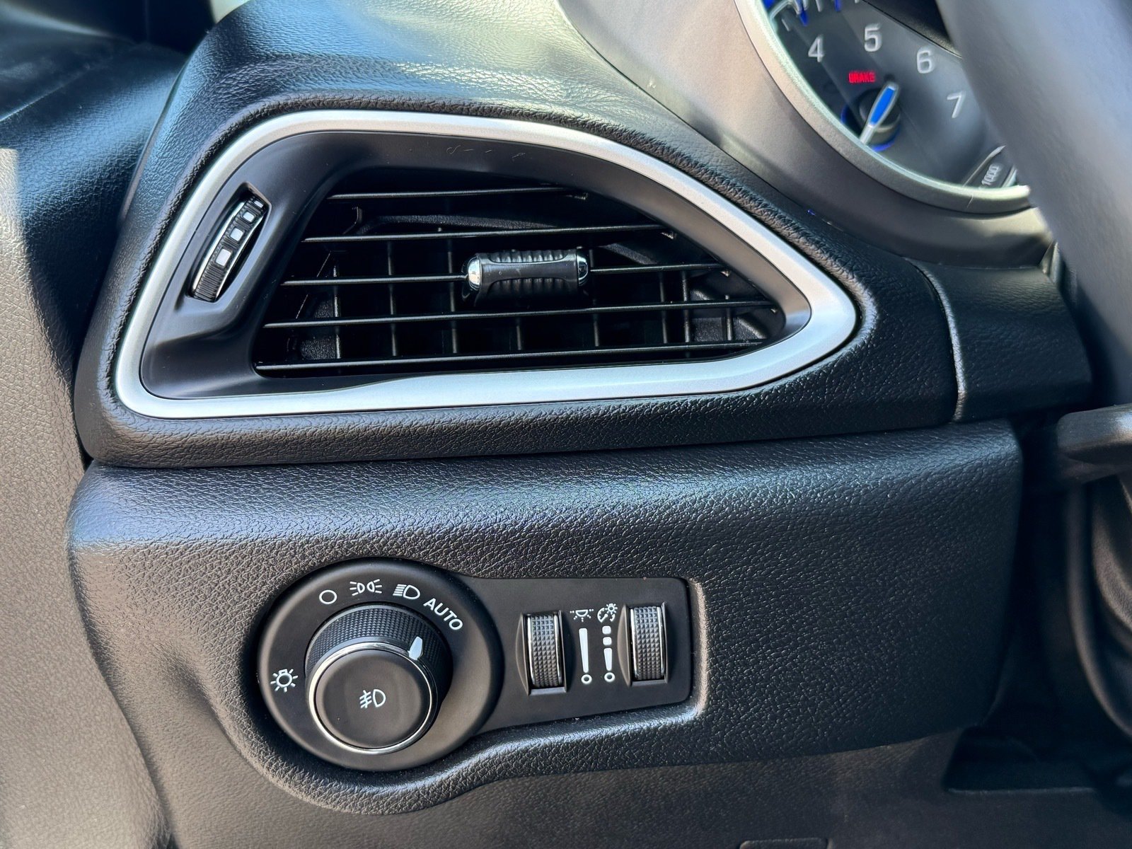 2025 Chrysler Pacifica Select — photo 14 thumbnail