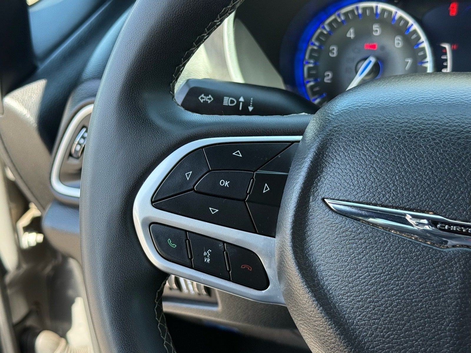 2025 Chrysler Pacifica Select — photo 16 thumbnail