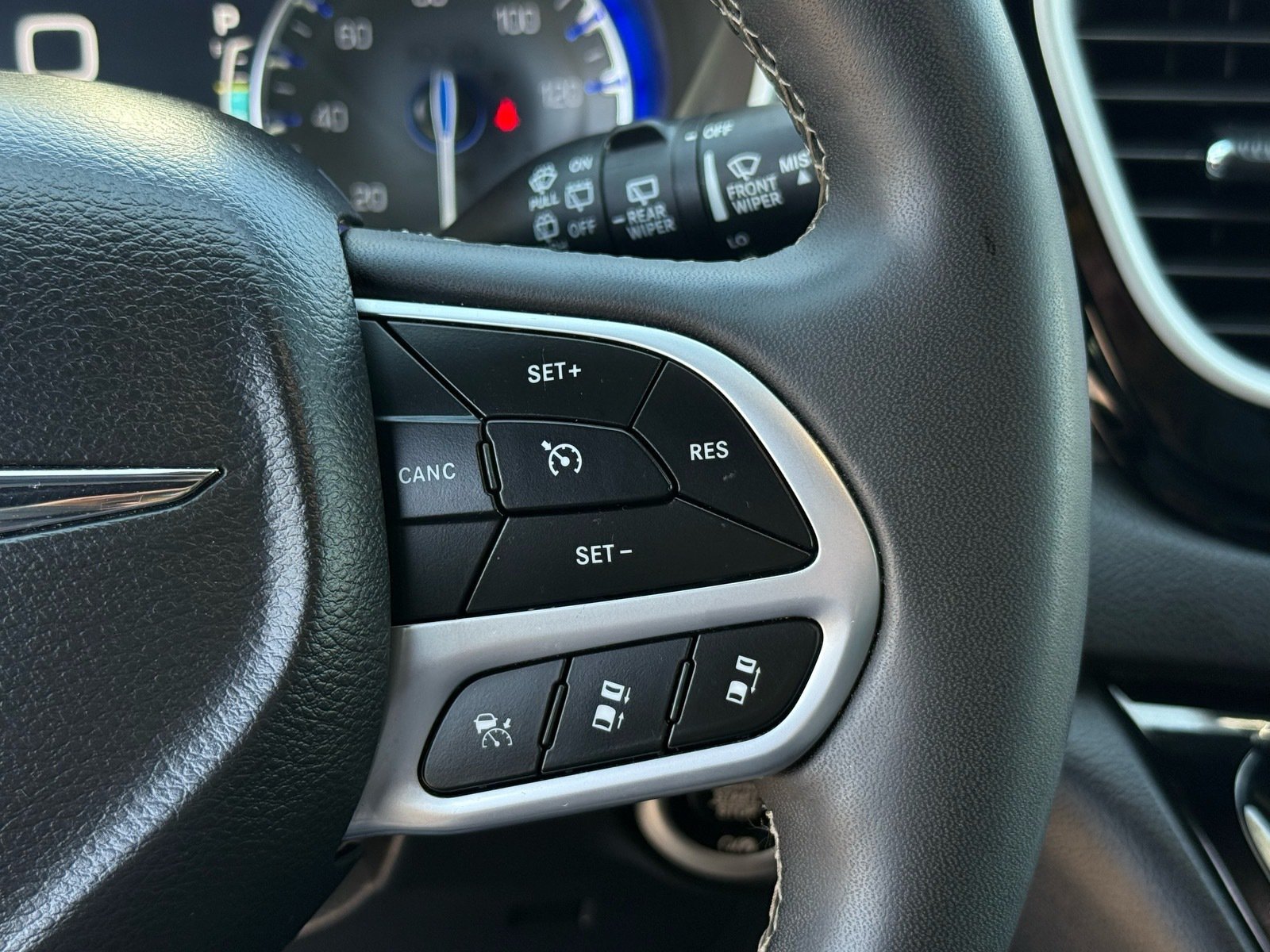 2025 Chrysler Pacifica Select — photo 17 thumbnail