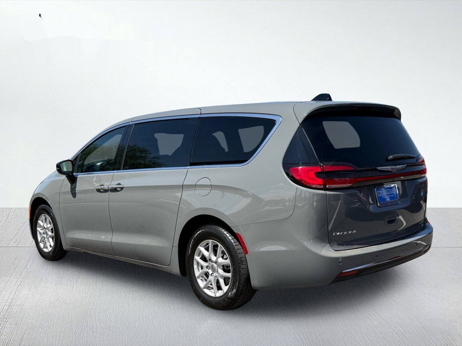 2025 Chrysler Pacifica Select — photo 4 thumbnail